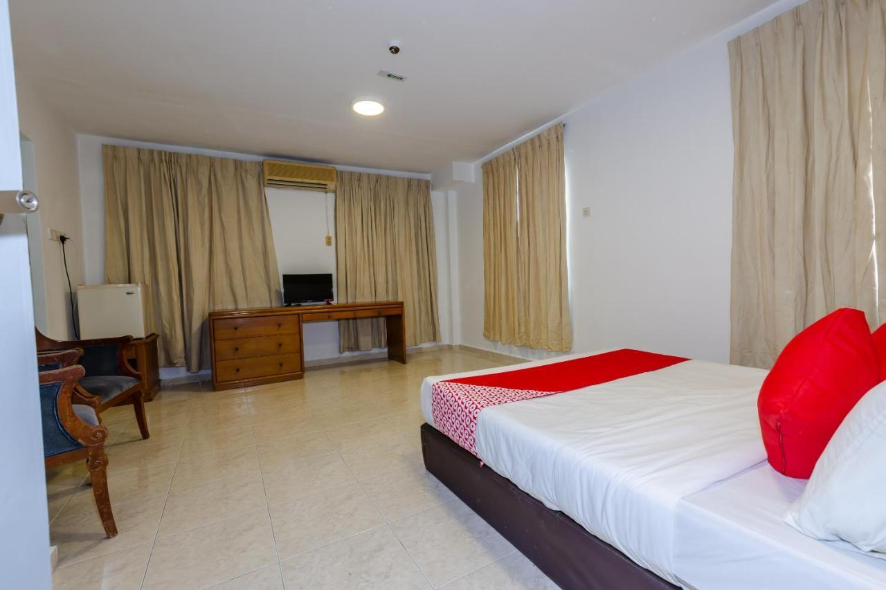 Oyo 1090 Hollitel Hotel Melaka Dış mekan fotoğraf