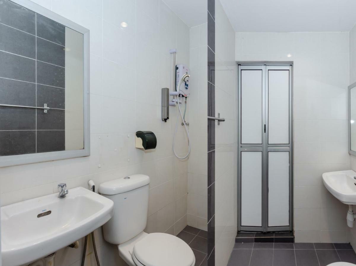 Oyo 1090 Hollitel Hotel Melaka Dış mekan fotoğraf